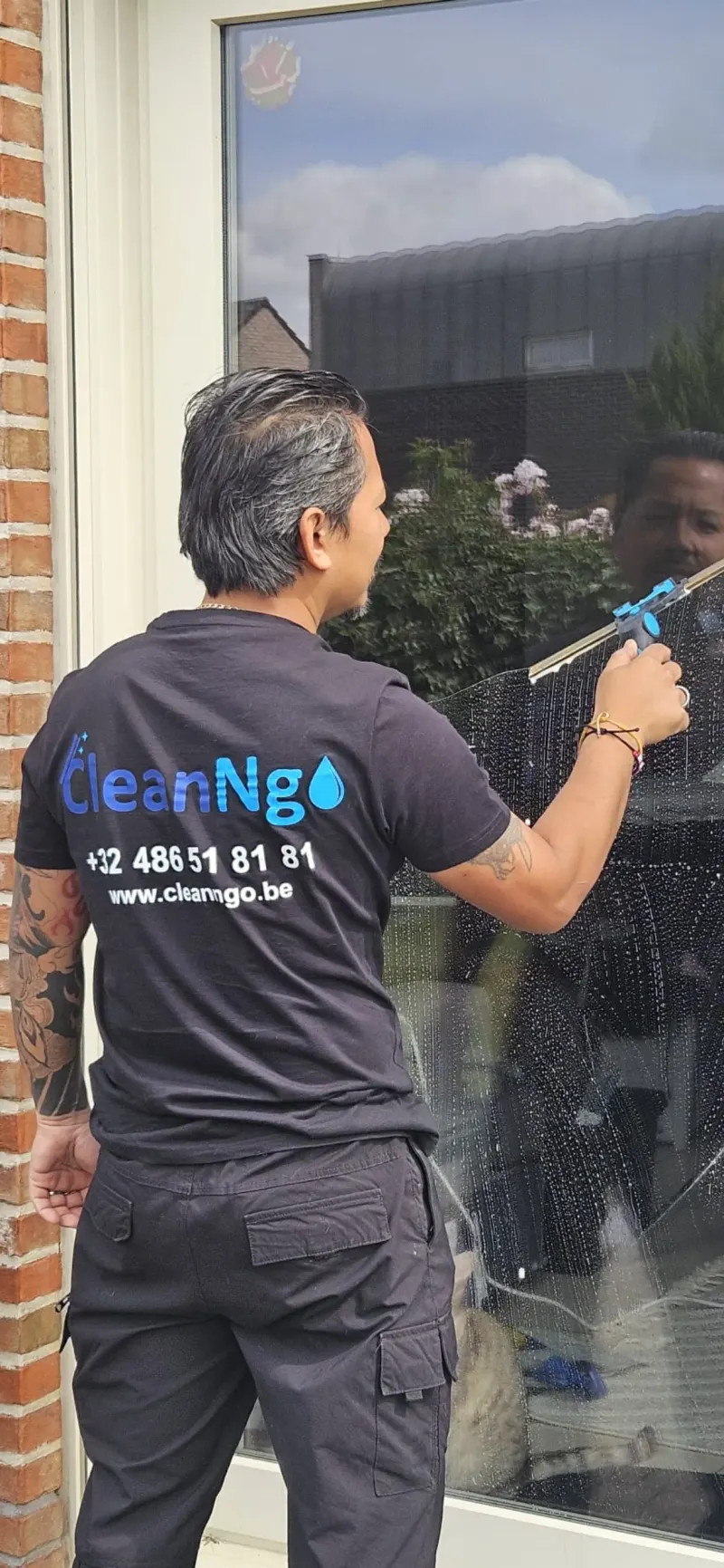 Intervention de nettoyage sur une surface vitrée